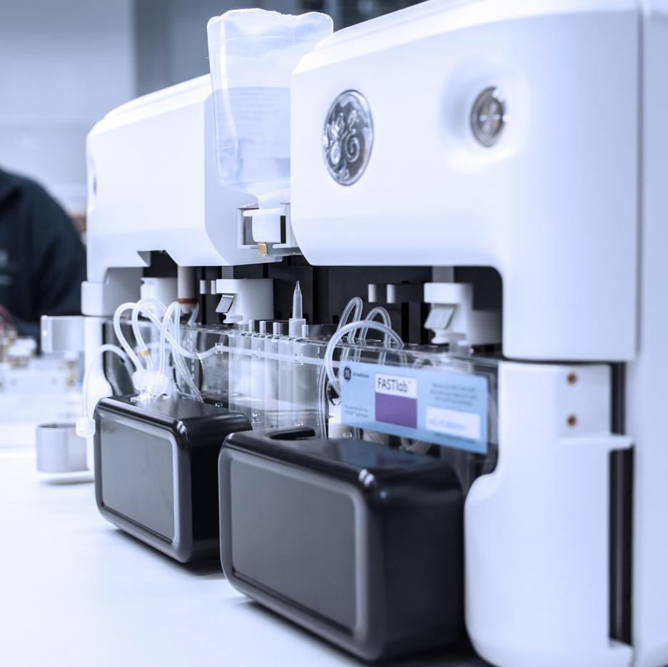 Nahaufnahme eines medizinischen Analyseger&auml;ts mit transparenten R&ouml;hren und schwarzen Verbrauchsmaterialien.