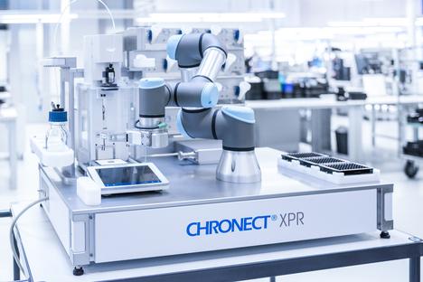Nahaufnahme eines CHRONECT&reg; XPR-Automationssystems mit einem Roboterarm und einer Pipette in einem Labor.