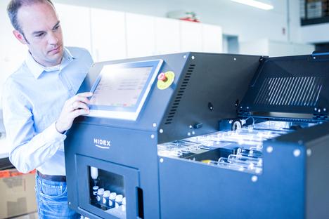 Ein Mann bedient ein HIDEX-Ger&auml;t mit touchscreen Anzeige in einem modernen Labor.