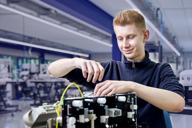 ein junger industriemechaniker montiert ein medizintechnisches ger&auml;t