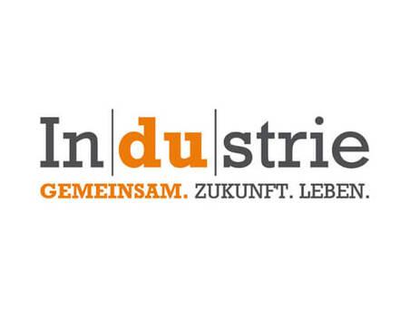 Logo der Industrie mit dem Slogan &bdquo;Gemeinsam. Zukunft. Leben.&ldquo; in orange und grau.