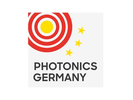 Logo von Photonics Germany mit rot-wei&szlig;em Zielmotiv und gelbem zentralem Punkt sowie drei gelben Sternen.