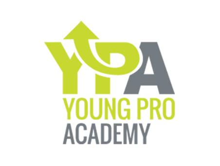 Logo der Young Pro Academy mit gr&uuml;nen Pfeilen und grauen Buchstaben. Der Text &bdquo;YPA&ldquo; steht hervorgehoben im Vordergrund.