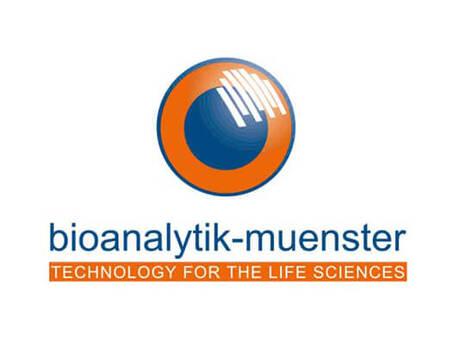 Logo von Bioanalytik M&uuml;nster mit orangefarbener und blauer Grafik sowie Schriftzug &bdquo;bioanalytik-muenster&ldquo;.
